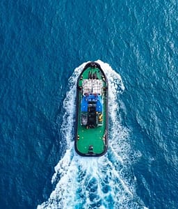 picture_tug_from_above