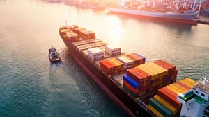 picture_tug_and_container_ship_in_port